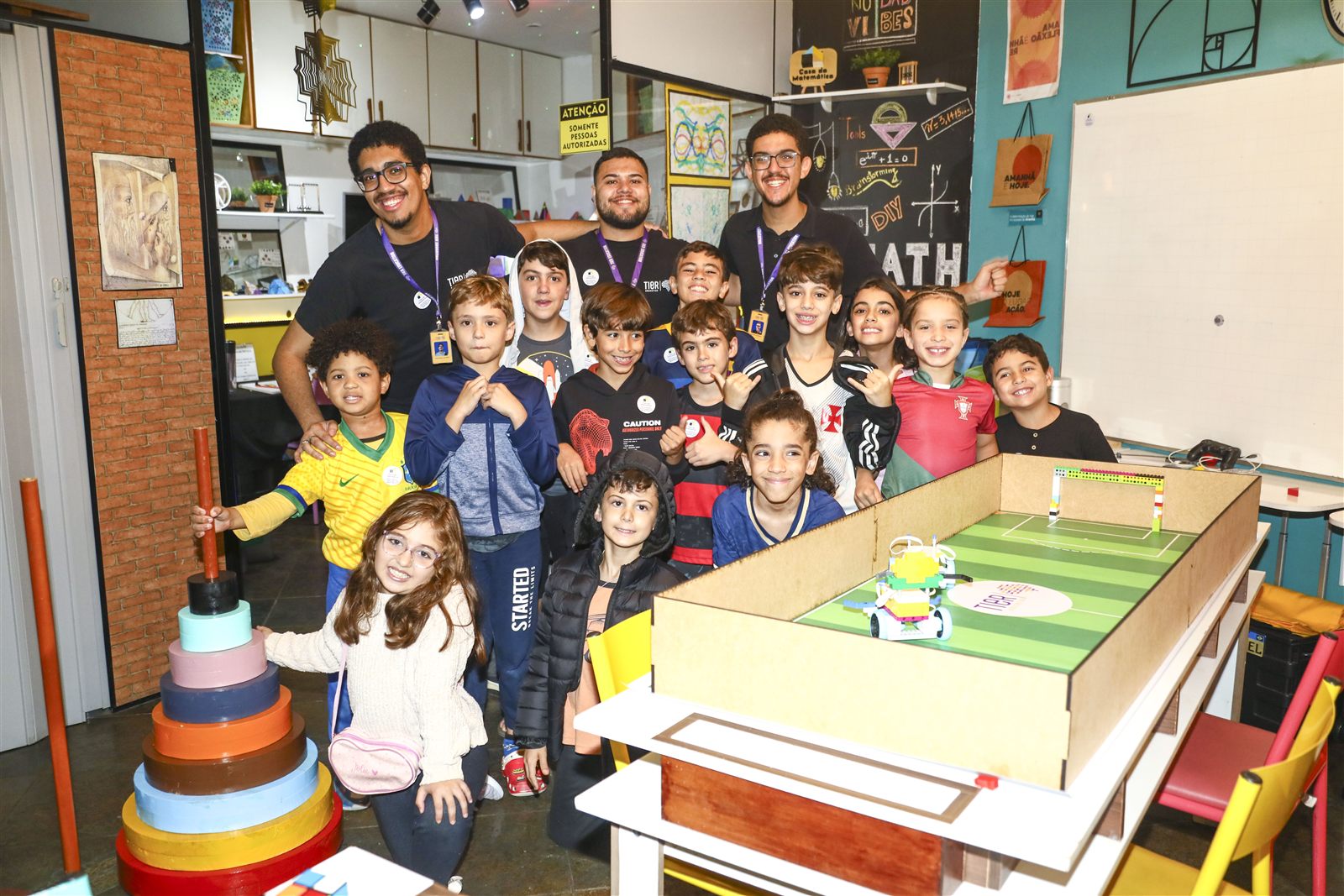Turma e educadores TIER reunidos após uma experiência de robótica