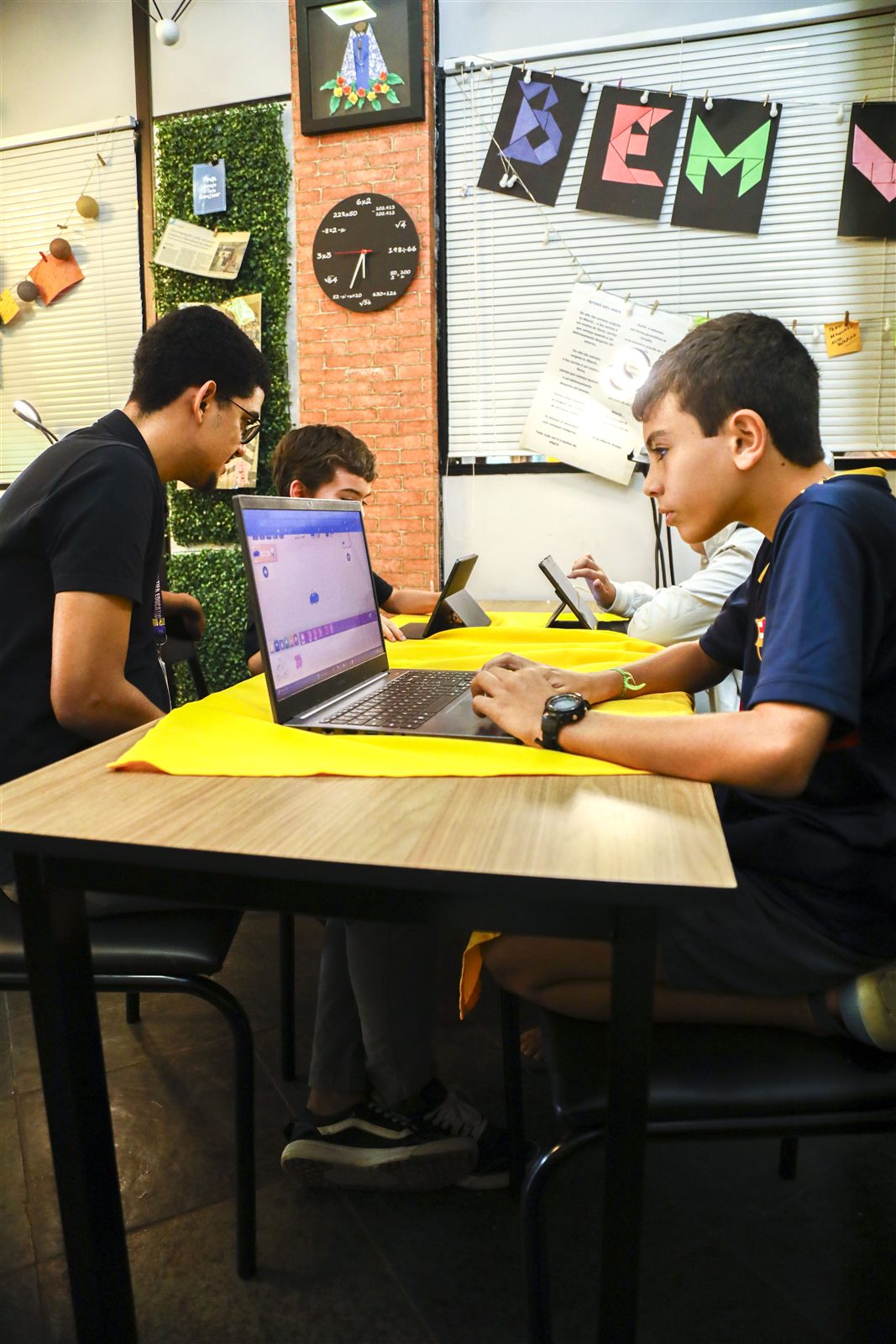 Estudantes programando em uma aula TIER