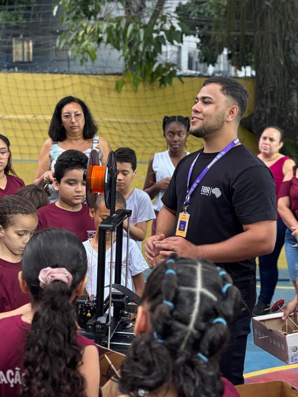 Educador TIER conduzindo uma experiência maker com a comunidade escolar