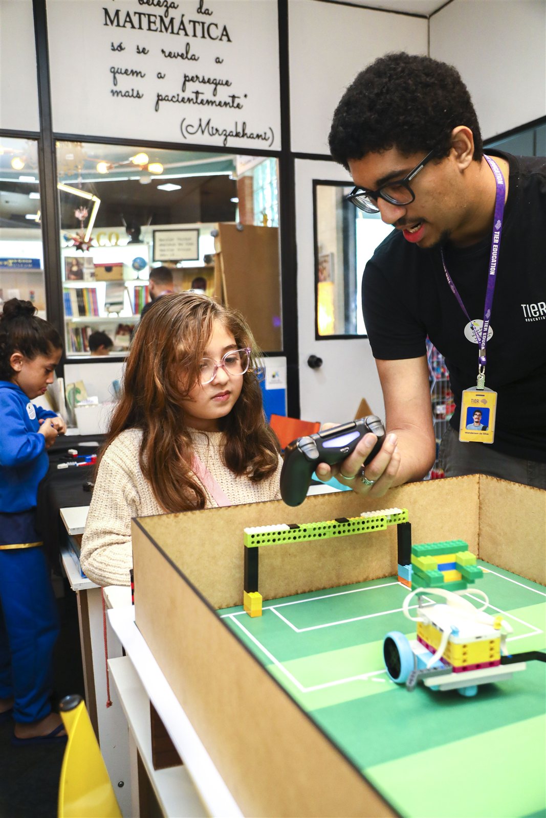 Estudante programando um robô em uma atividade TIER
