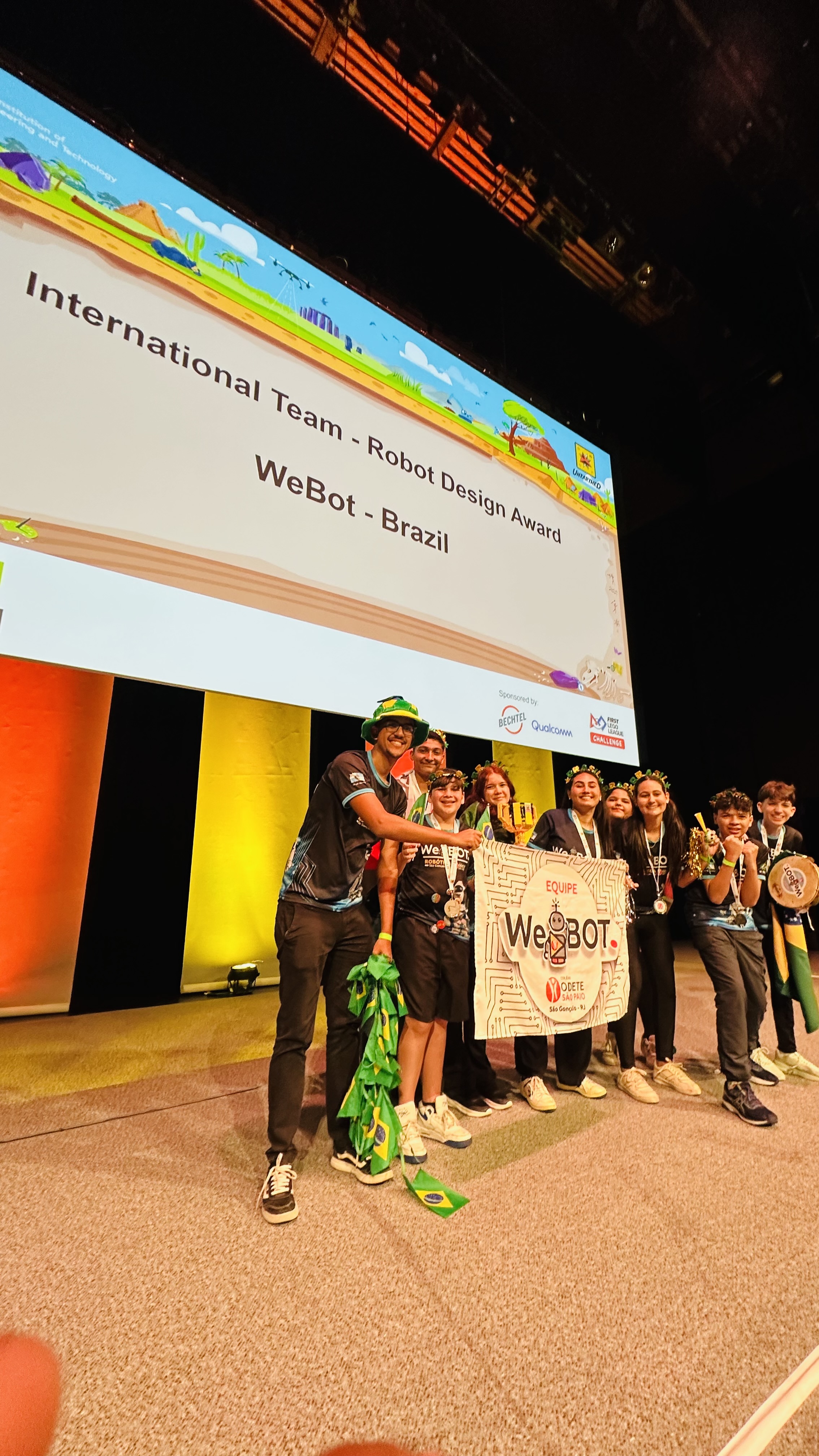Equipe WeBOT recebendo o International Team Robot Design Award no Reino Unido